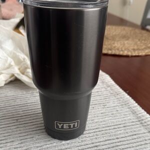 YETI 30Oz - Stainless Steel Black Tumbler